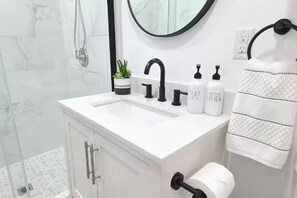 Haartrockner, Handtücher, Seife, Toilettenpapier