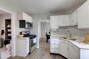 Fridge, microwave, stovetop, coffee/tea maker - 2 Mi to Downtown Minneapolis! Convenient Apt (Minneapolis)