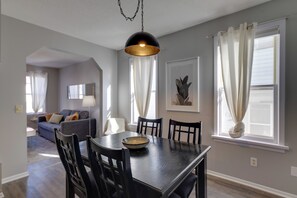 Dining - 2 Mi to Downtown Minneapolis! Convenient Apt (Minneapolis)
