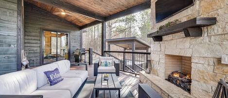 Télévision, cheminée, livres