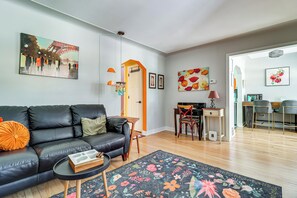 TV, books - Families Welcome! Colorful Berkley Home w/ Yard (Berkley)