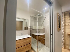 Shower, hair dryer, towels, toilet paper - Fully renovated apartment at the foot of the slopes and Télémix Belle Étoile (Les Deux Alpes)