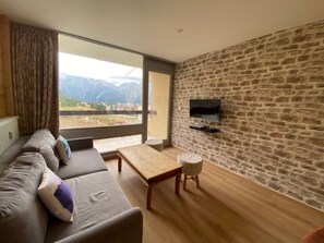 TV, DVD player, ping pong, books - Fully renovated apartment at the foot of the slopes and Télémix Belle Étoile (Les Deux Alpes)