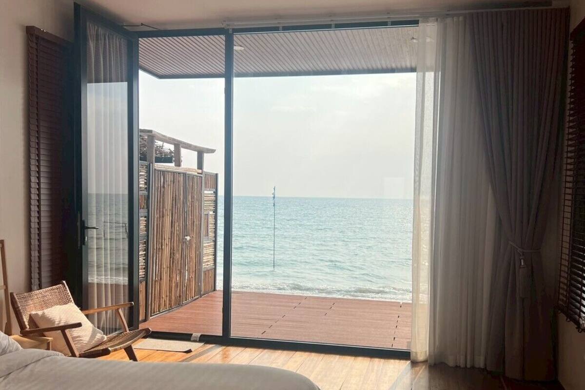 Suite Deluks, patio, pemandangan laut | Tirai kedap cahaya dan Wi-Fi gratis