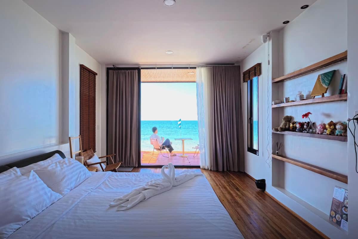 Habitación Deluxe, vistas al mar | Minibar con artículos gratuitos, cortinas opacas, wifi gratis