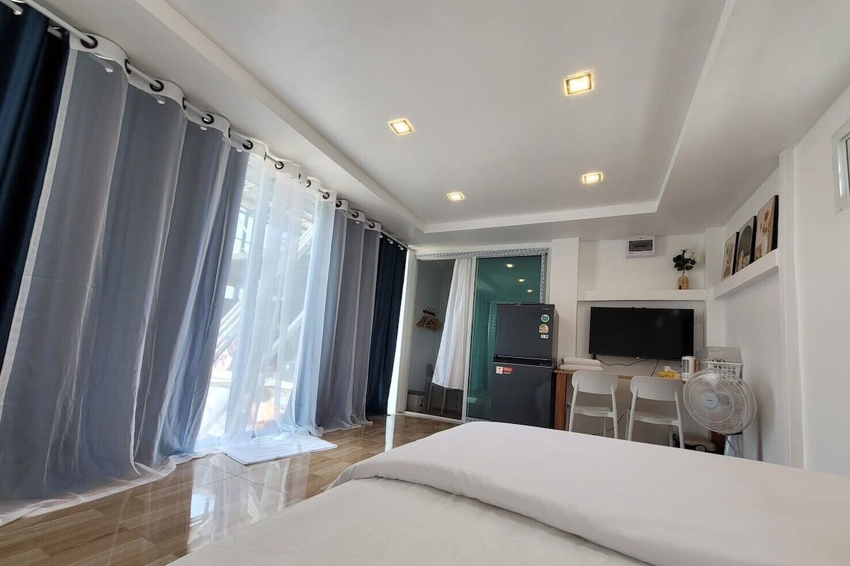 Dupleks Basic, patio, pemandangan kolam renang | Tirai kedap cahaya dan Wi-Fi gratis