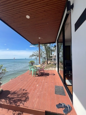 Suite Deluks, patio, pemandangan laut | Tempat makan outdoor