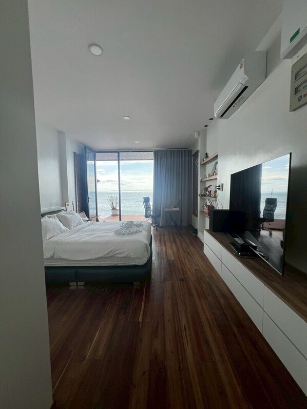 デラックス スイート パティオ シービュー | 遮光カーテン、WiFi (無料)