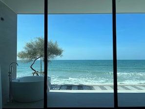 Vila Grand, pemandangan laut | Kamar mandi | Sandal