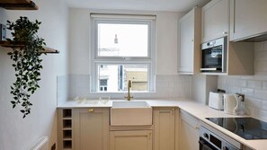 Fridge, microwave, oven, stovetop - Bright 1BDR Flat near Greenwich Park n Blackheath (Greater London)