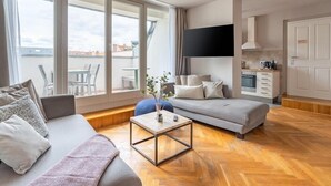 Una sala de estar moderna con un sofá, una mesa de centro y un televisor.