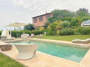 Pool - Villa Bruma Piccola: A welcoming two-story apartment that is part of a villa surrounded by meadows and by green hills, with Free WI-FI. (San Gimignano)