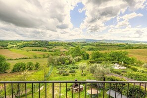 Outdoor dining - Villa Bruma Piccola: A welcoming two-story apartment that is part of a villa surrounded by meadows and by green hills, with Free WI-FI. (San Gimignano)