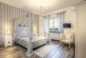 4 bedrooms, free WiFi, bed sheets - Villa Bruma Piccola: A welcoming two-story apartment that is part of a villa surrounded by meadows and by green hills, with Free WI-FI. (San Gimignano)