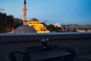 Outdoor dining - Atik Port Hotel (Istanbul)