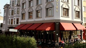 Un immeuble à plusieurs étages dont la façade porte une enseigne indiquant « PORTHOTEL ».