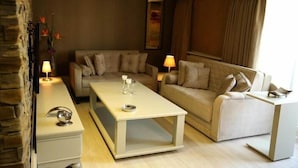 Un salon moderne comprenant un ensemble de canapés, une table basse et une table d’appoint avec des lampes.