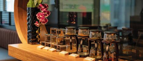 Una encimera de madera con botes de té y un florero.