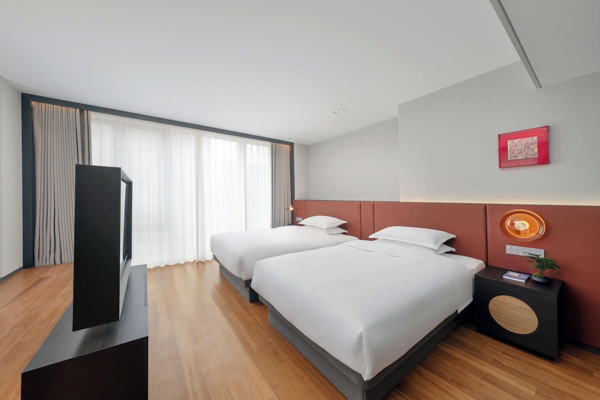 Quarto quádruplo conforto, várias camas, serviço de arrumação, vista para a cidade | Roupas de cama premium, edredons de pluma, camas com colchões pillow-top