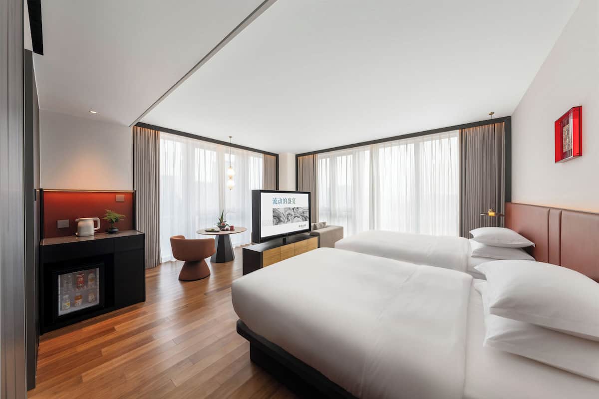 Standaard vierpersoonskamer, meerdere bedden, schoonmaakservice, uitzicht op stad