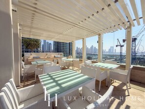 Outdoor dining - LUX Atlantis View Luxury Beach Suite 2 (Dubai)
