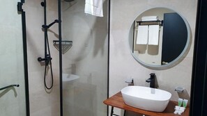 Kostenlose Toilettenartikel, Haartrockner, Hausschuhe, Handtücher