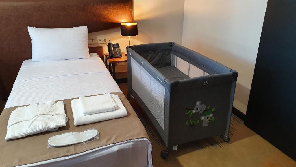 Zimmersafe, Verdunkelungsvorhänge, schallisolierte Zimmer