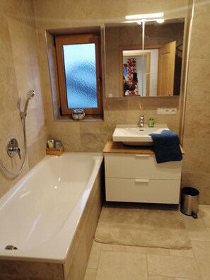 Shower, hair dryer, towels - Vacation apartment with 2 bedrooms, 85 sqm (Traunstein)