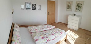1 bedroom, bed sheets - Vacation apartment with 2 bedrooms, 85 sqm (Traunstein)