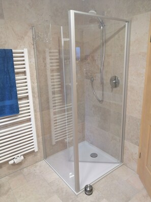 Shower, hair dryer, towels - Vacation apartment with 2 bedrooms, 85 sqm (Traunstein)