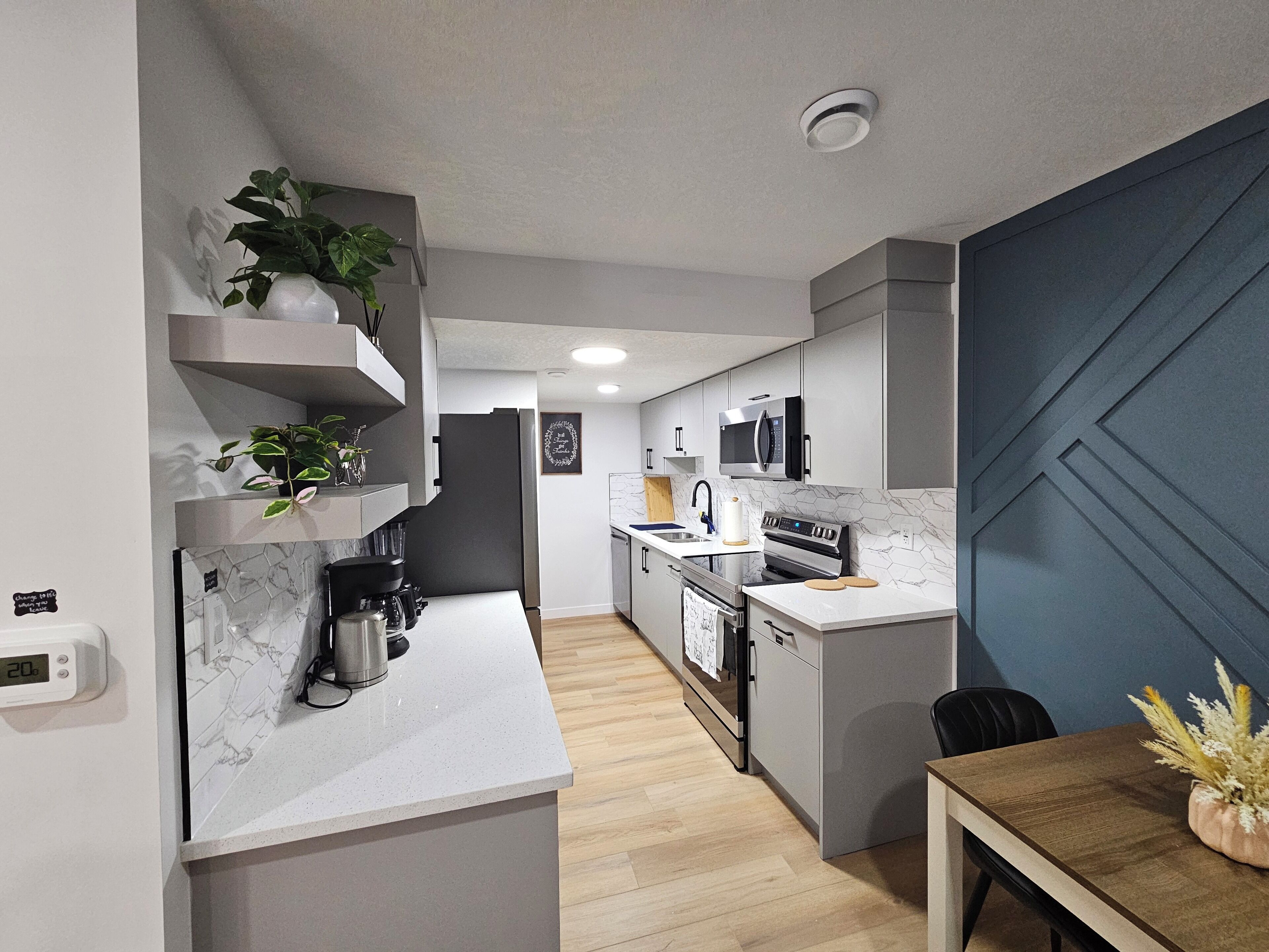 Réfrigérateur, four à micro-ondes, un four, surface de cuisson