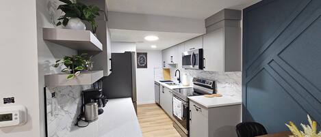 Réfrigérateur, four à micro-ondes, un four, surface de cuisson