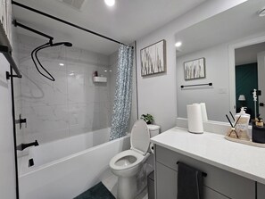 Hair dryer, towels, soap, shampoo - Beautiful Home in Edmonton (Edmonton)