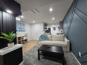 Smart TV - Beautiful Home in Edmonton (Edmonton)
