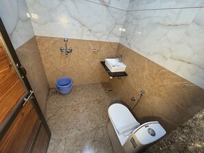 Standard-huone | Kylpyhuone | Suihku, ilmaiset hygieniatuotteet, saippua, sampoo