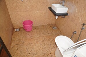 Dusche, kostenlose Toilettenartikel, Seife, Shampoo