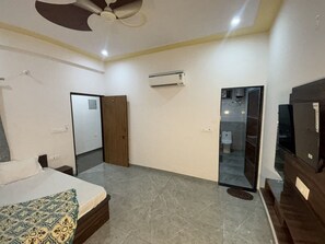 Kamar Deluks | Tempat tidur lipat/tambahan, Wi-Fi gratis, dan seprai linen