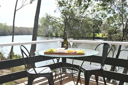 Riverdance Nabiac Luxury and Tranquility. 2 Bedroom Cottage. Pet friendly.