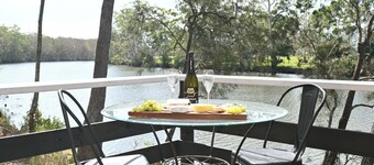 Riverdance Nabiac Luxury and Tranquility. 2 Bedroom Cottage. Pet friendly.