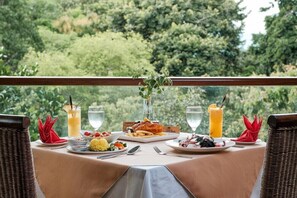 Outdoor dining - Ambong-ambong Langkawi Rainforest Retreat (Langkawi)