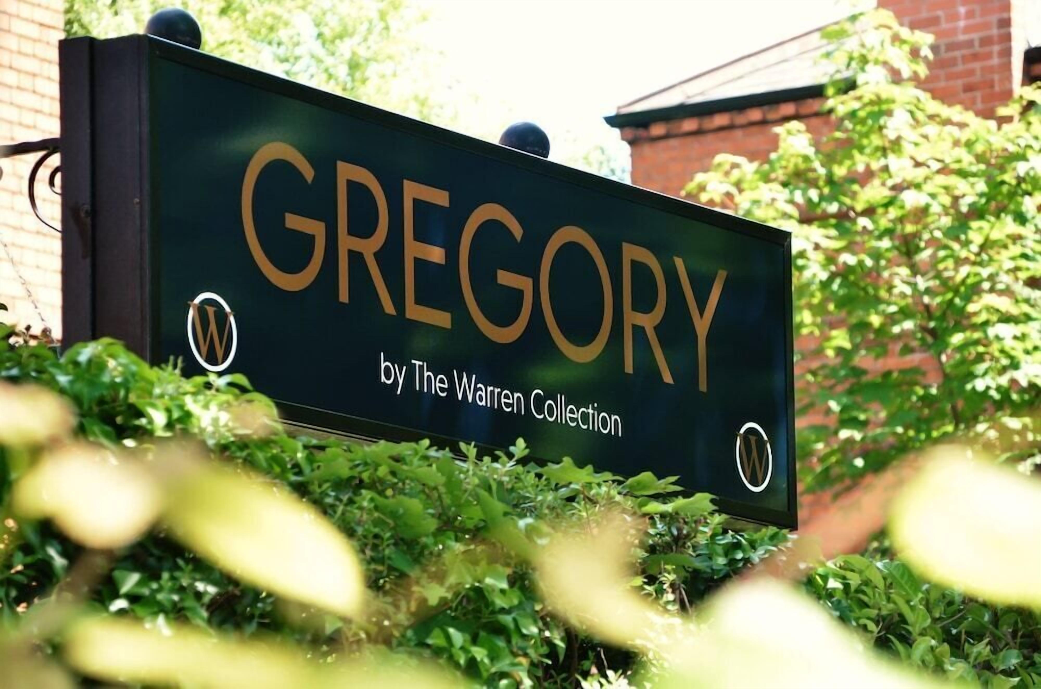 Un letrero con el nombre 'GREGORY by The Warren Collection'.