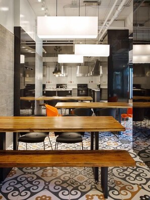 Dining - Zum Hotel (Montreal)