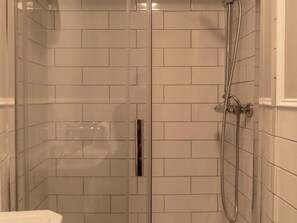 Standard Double Room | Bathroom