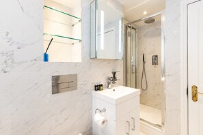 Douche, sèche-cheveux