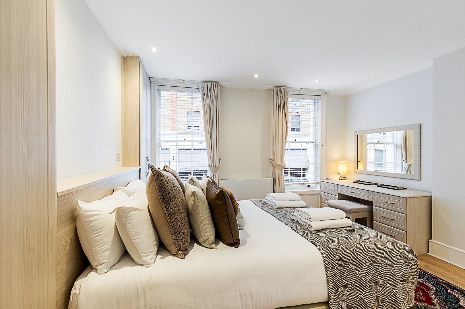 3 bedrooms, desk, iron/ironing board, Internet