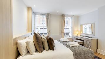 3 bedrooms, desk, iron/ironing board, Internet