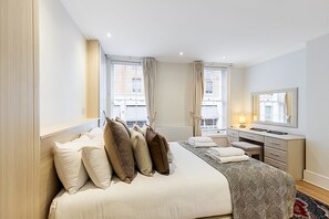 3 bedrooms, desk, iron/ironing board, Internet - Elegant Pimlico Townhouse (London)