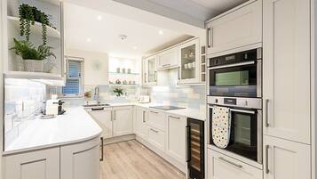 Fridge, microwave, dishwasher, coffee/tea maker