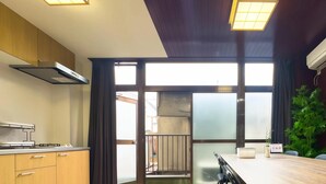 Una cocina moderna con estufa a gas, armarios de madera y un ventanal grande.