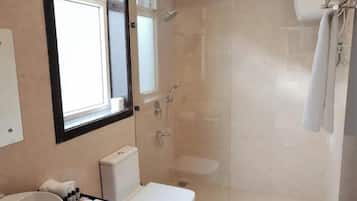 Superior Double or Twin Room | Bathroom